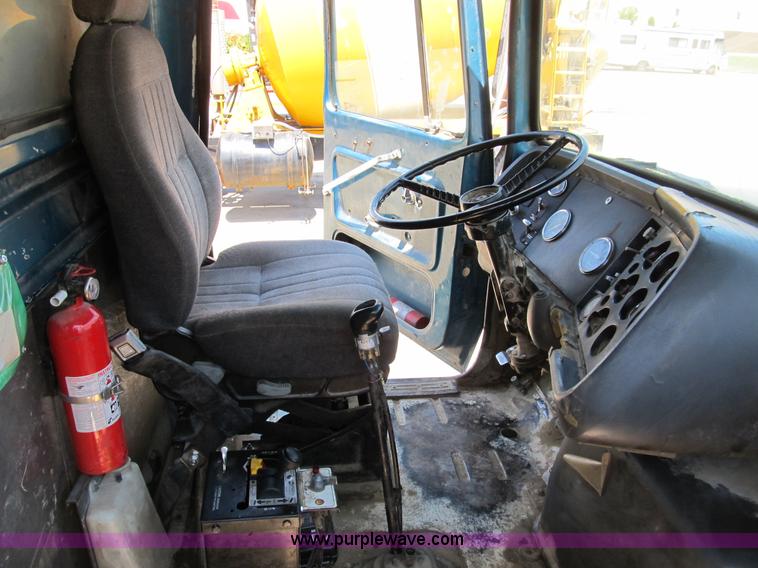 image for item B2799 1986 Ford LT9000 tandem axle dump truck