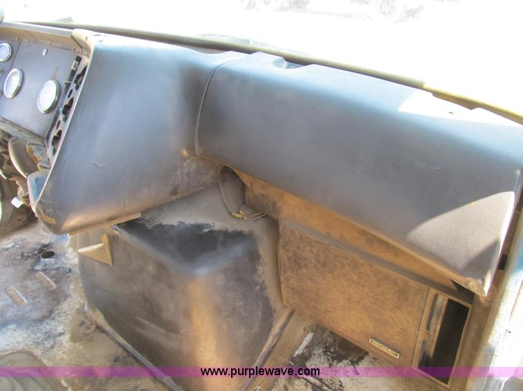 image for item B2799 1986 Ford LT9000 tandem axle dump truck