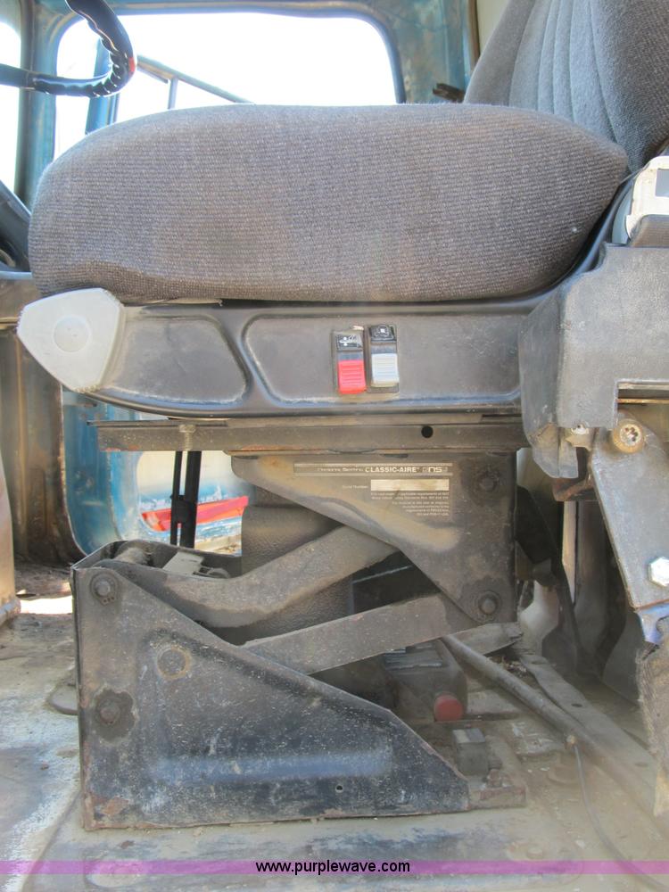 image for item B2799 1986 Ford LT9000 tandem axle dump truck