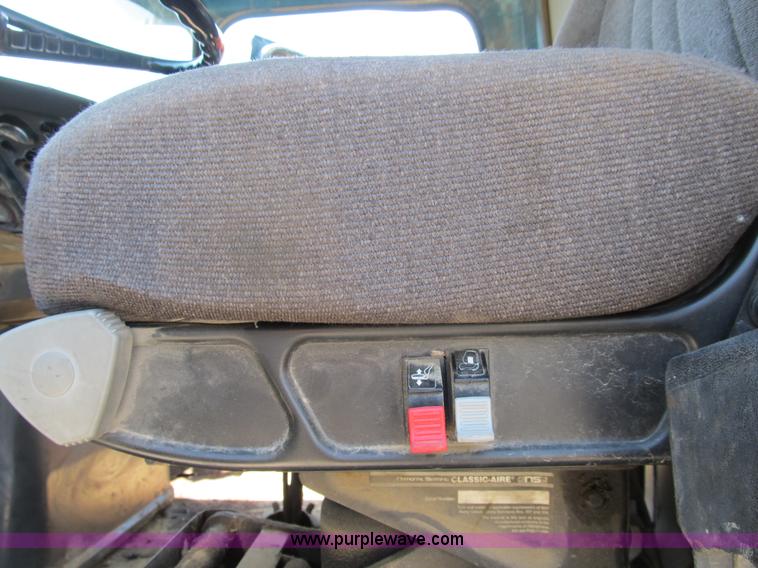 image for item B2799 1986 Ford LT9000 tandem axle dump truck