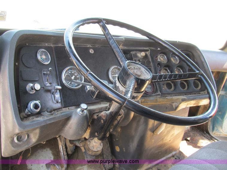 image for item B2799 1986 Ford LT9000 tandem axle dump truck