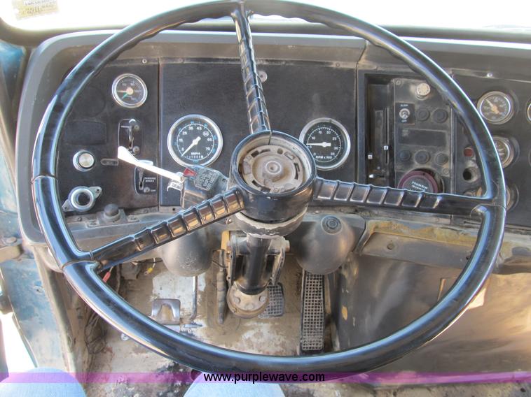 image for item B2799 1986 Ford LT9000 tandem axle dump truck