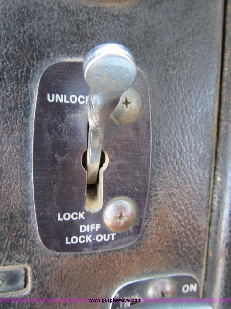 image for item B2799 1986 Ford LT9000 tandem axle dump truck