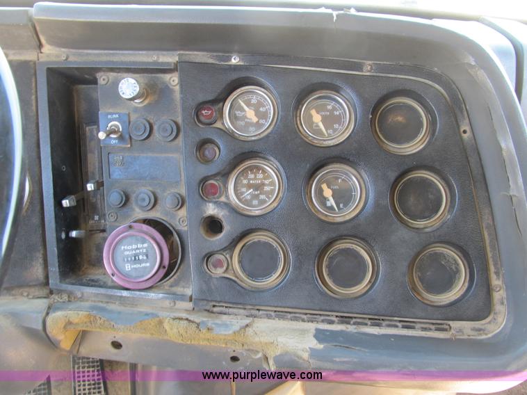 image for item B2799 1986 Ford LT9000 tandem axle dump truck