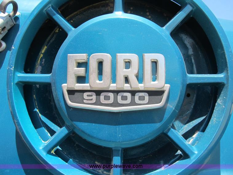 image for item B2799 1986 Ford LT9000 tandem axle dump truck