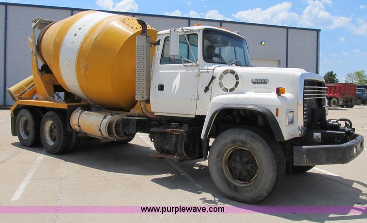 image for item B2800 1993 Ford LT8000 tandem axle mixer truck