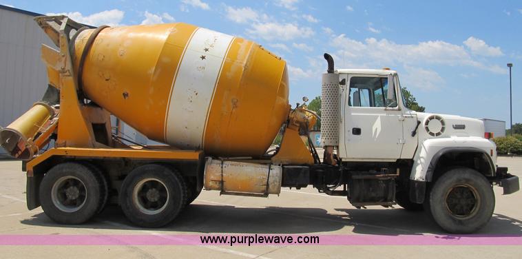 image for item B2800 1993 Ford LT8000 tandem axle mixer truck