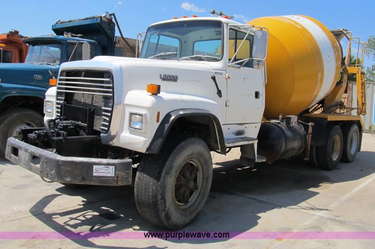 image for item B2800 1993 Ford LT8000 tandem axle mixer truck