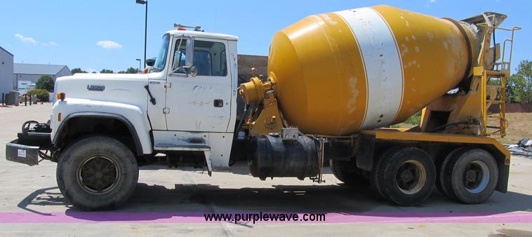 image for item B2800 1993 Ford LT8000 tandem axle mixer truck