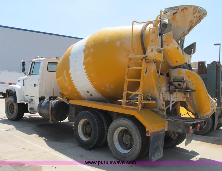 image for item B2800 1993 Ford LT8000 tandem axle mixer truck
