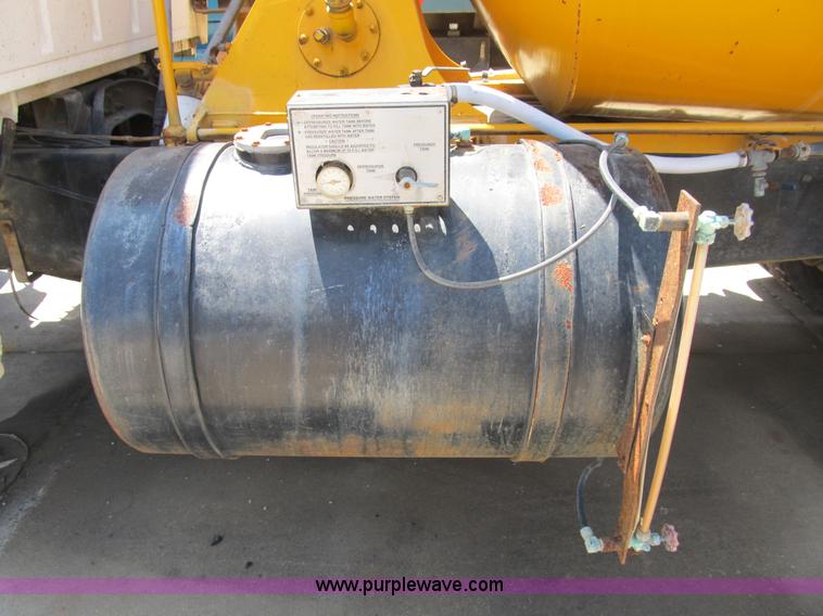 image for item B2800 1993 Ford LT8000 tandem axle mixer truck