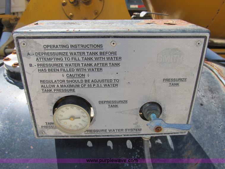 image for item B2800 1993 Ford LT8000 tandem axle mixer truck