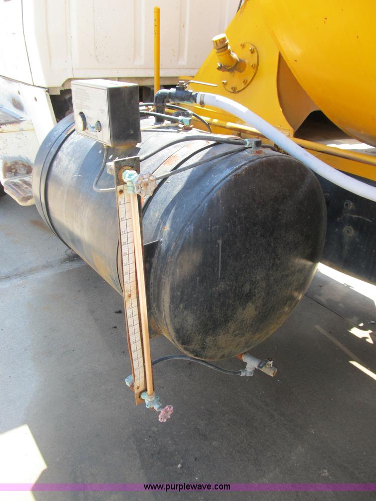 image for item B2800 1993 Ford LT8000 tandem axle mixer truck