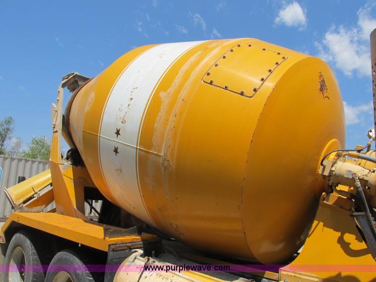 image for item B2800 1993 Ford LT8000 tandem axle mixer truck