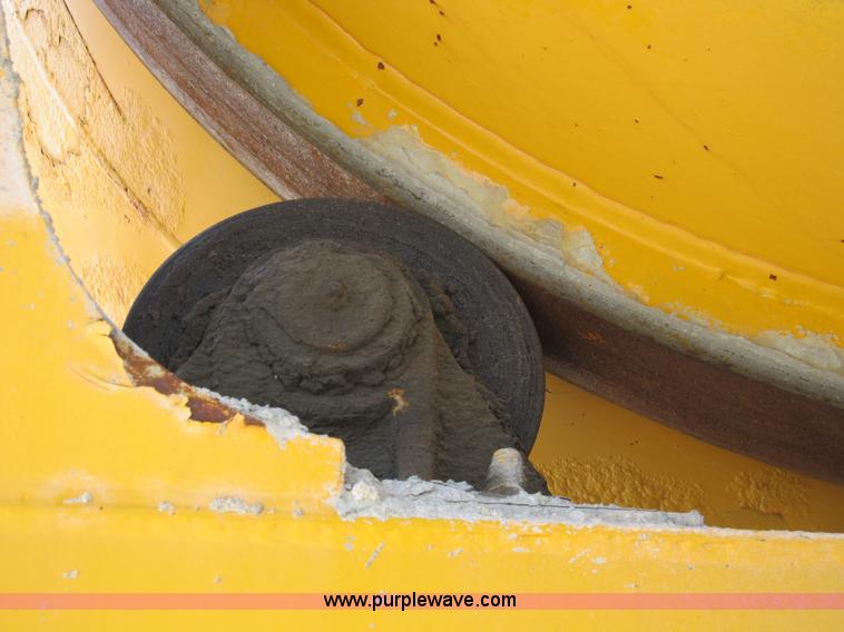 image for item B2800 1993 Ford LT8000 tandem axle mixer truck