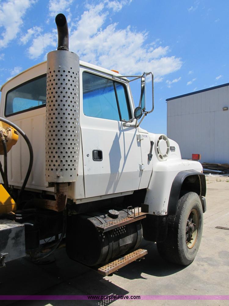 image for item B2800 1993 Ford LT8000 tandem axle mixer truck