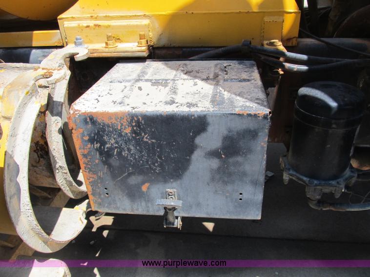 image for item B2800 1993 Ford LT8000 tandem axle mixer truck