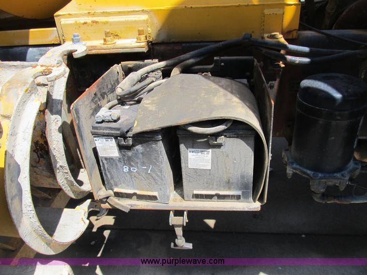 image for item B2800 1993 Ford LT8000 tandem axle mixer truck