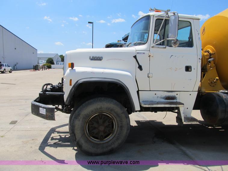 image for item B2800 1993 Ford LT8000 tandem axle mixer truck