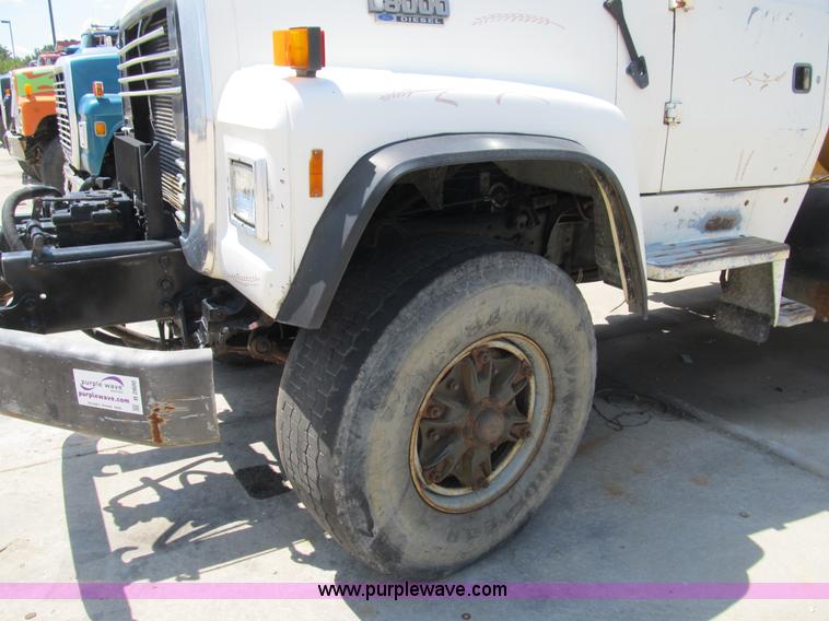 image for item B2800 1993 Ford LT8000 tandem axle mixer truck