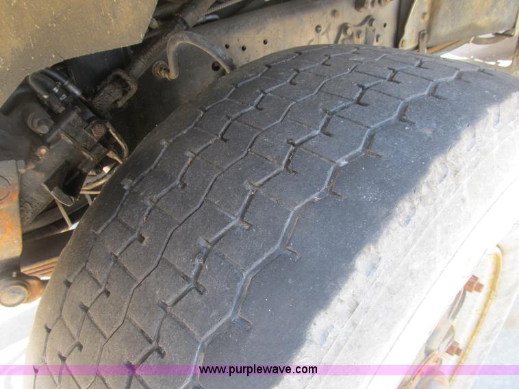 image for item B2800 1993 Ford LT8000 tandem axle mixer truck