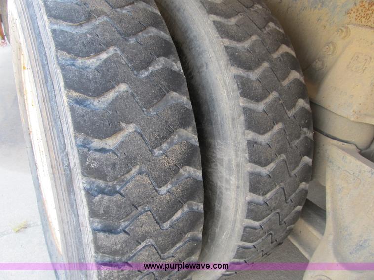 image for item B2800 1993 Ford LT8000 tandem axle mixer truck