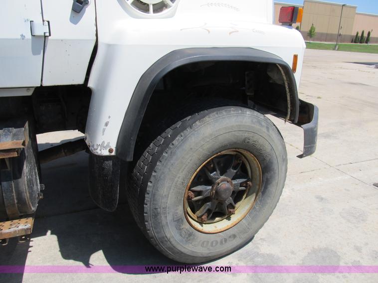 image for item B2800 1993 Ford LT8000 tandem axle mixer truck