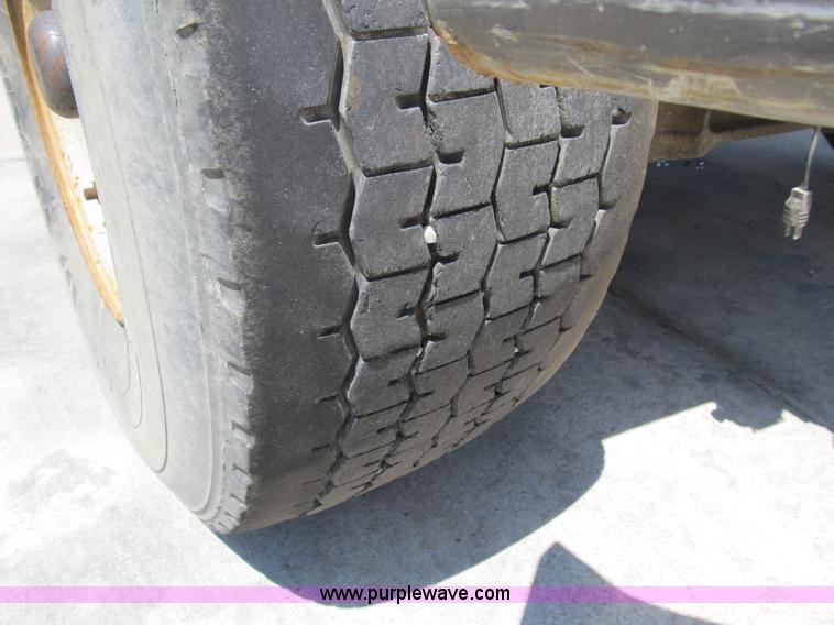 image for item B2800 1993 Ford LT8000 tandem axle mixer truck