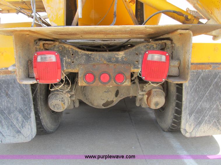 image for item B2800 1993 Ford LT8000 tandem axle mixer truck