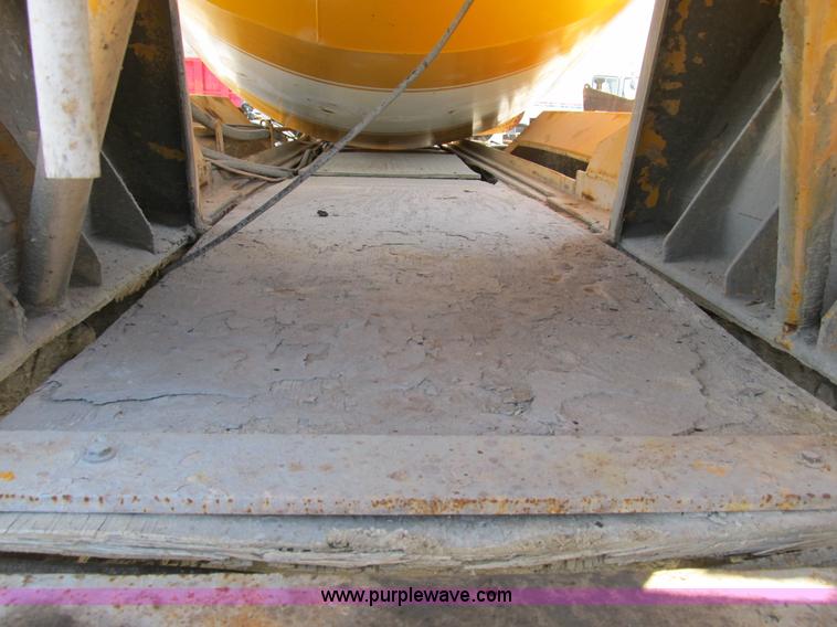 image for item B2800 1993 Ford LT8000 tandem axle mixer truck