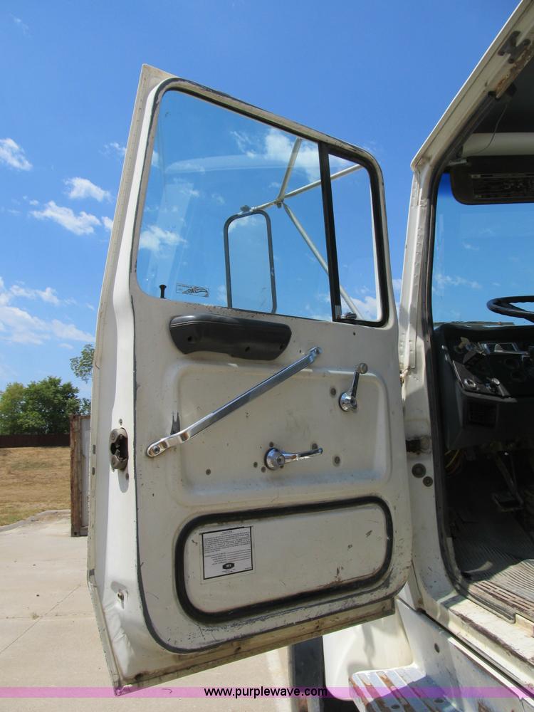 image for item B2800 1993 Ford LT8000 tandem axle mixer truck