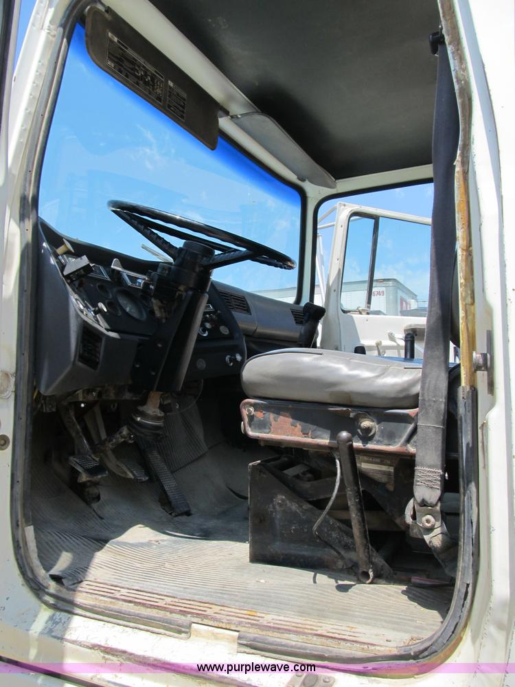 image for item B2800 1993 Ford LT8000 tandem axle mixer truck