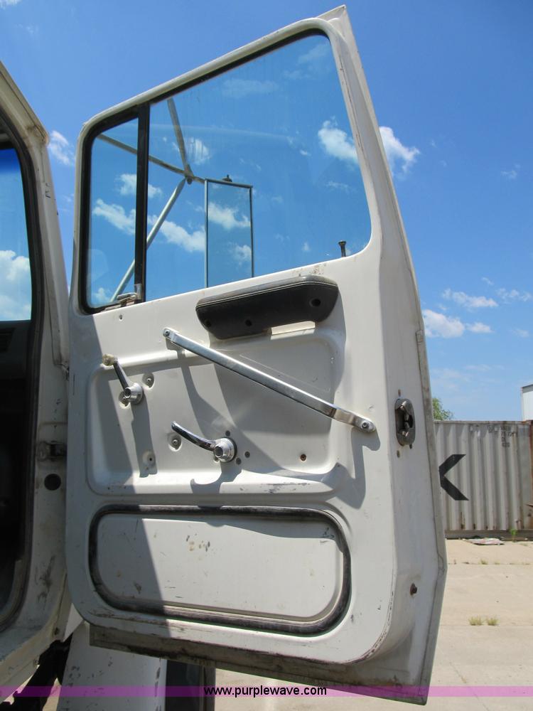 image for item B2800 1993 Ford LT8000 tandem axle mixer truck