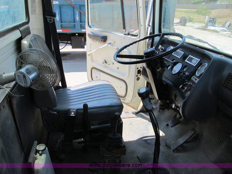 image for item B2800 1993 Ford LT8000 tandem axle mixer truck