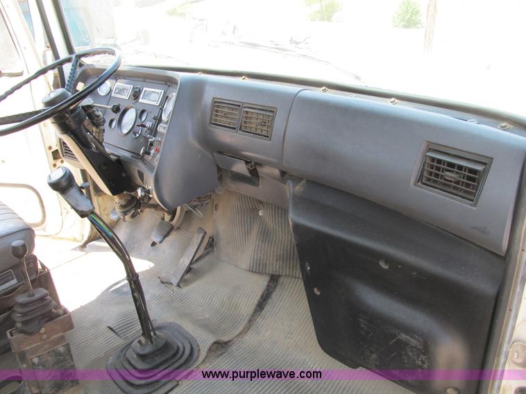 image for item B2800 1993 Ford LT8000 tandem axle mixer truck