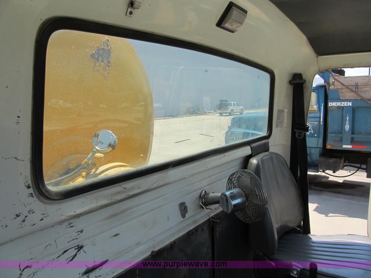 image for item B2800 1993 Ford LT8000 tandem axle mixer truck