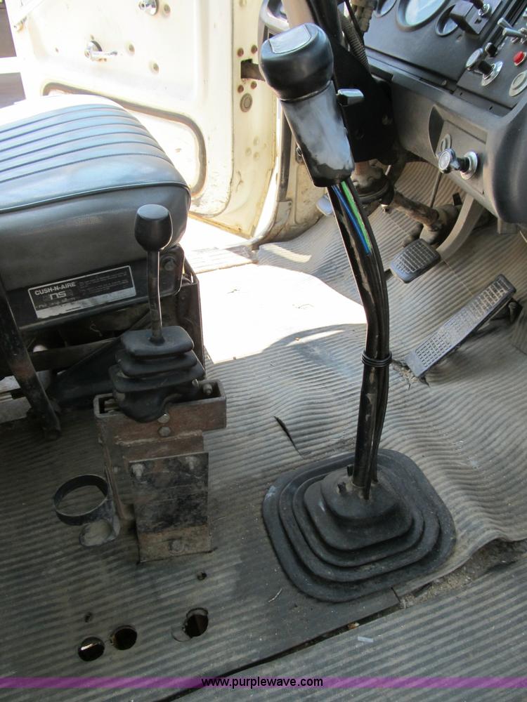 image for item B2800 1993 Ford LT8000 tandem axle mixer truck