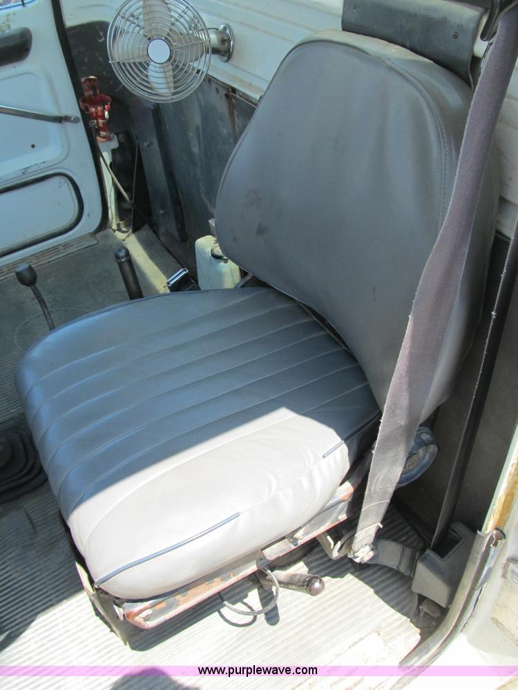 image for item B2800 1993 Ford LT8000 tandem axle mixer truck