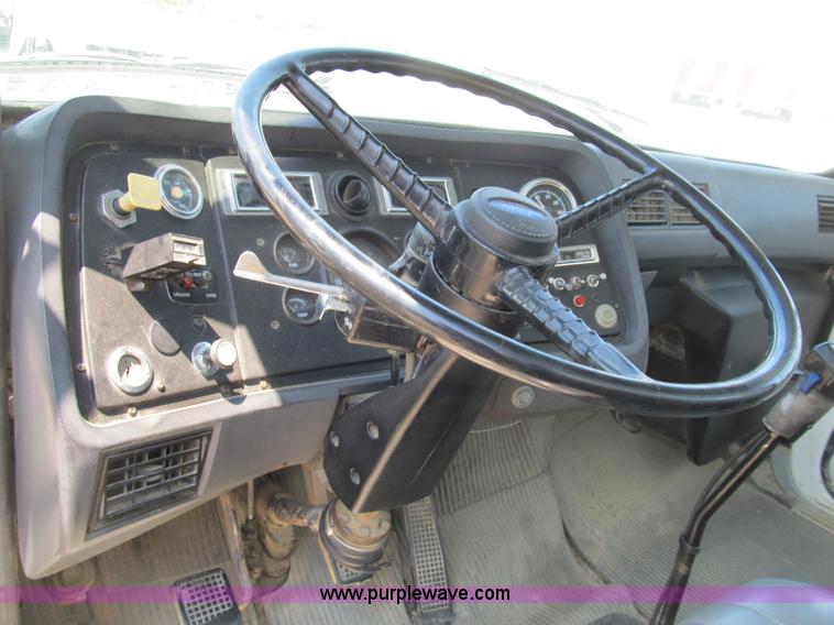 image for item B2800 1993 Ford LT8000 tandem axle mixer truck