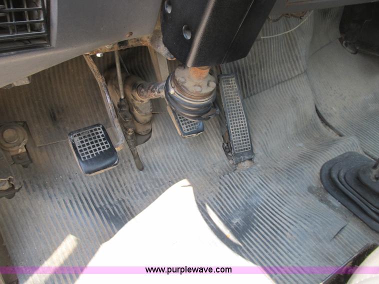 image for item B2800 1993 Ford LT8000 tandem axle mixer truck