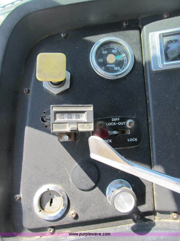 image for item B2800 1993 Ford LT8000 tandem axle mixer truck