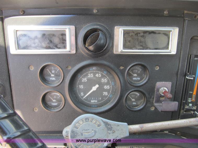 image for item B2800 1993 Ford LT8000 tandem axle mixer truck