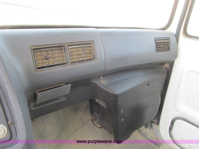 image for item B2800 1993 Ford LT8000 tandem axle mixer truck