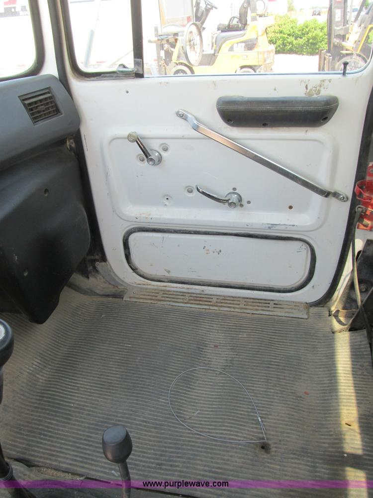 image for item B2800 1993 Ford LT8000 tandem axle mixer truck