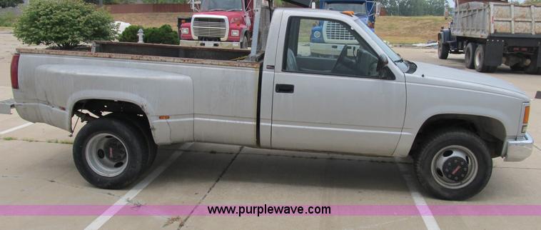 image for item B2803 1993 GMC Sierra C3500 pickup truck