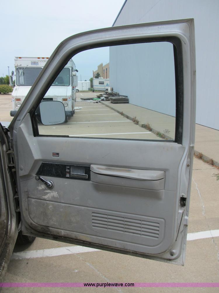 image for item B2803 1993 GMC Sierra C3500 pickup truck