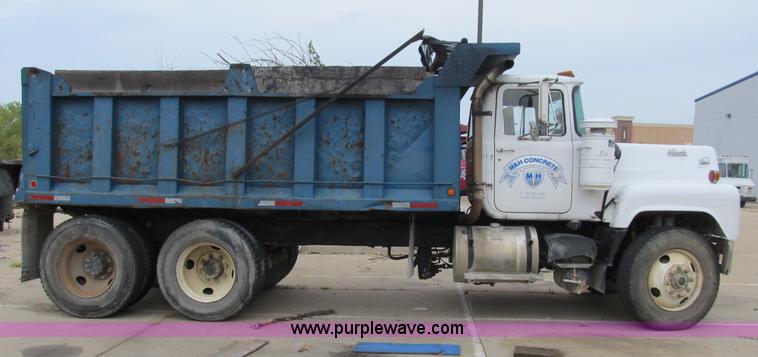 image for item B2804 1986 Mack RS688LST Econodyne tandem axle dump truck