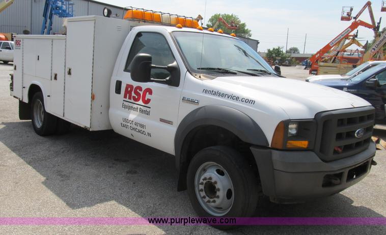image for item B2813 2005 Ford F550 XL Super Duty utility pickup truck