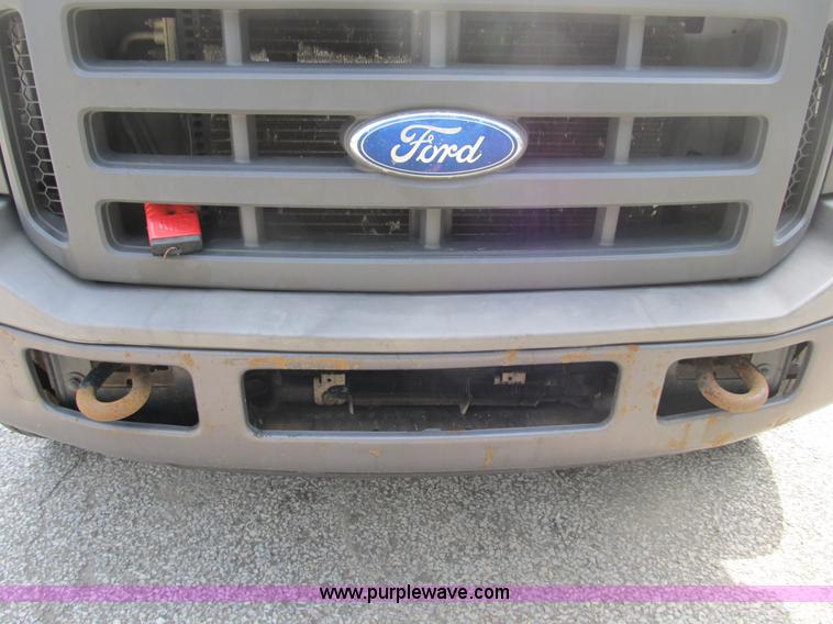image for item B2813 2005 Ford F550 XL Super Duty utility pickup truck