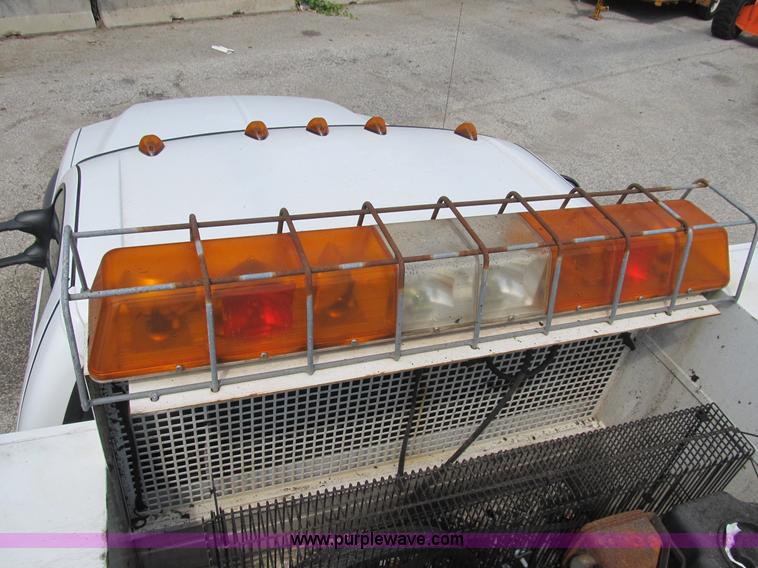 image for item B2813 2005 Ford F550 XL Super Duty utility pickup truck